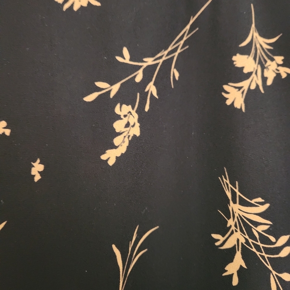 Halogen Raw Edge V-neck Tank size small - Picture 2 of 4